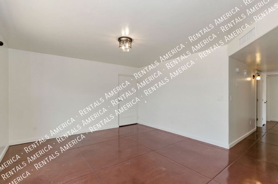 Building Photo - 425 W 26th St