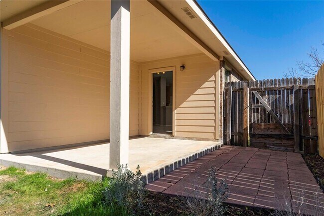 Building Photo - 249 Ashwood N