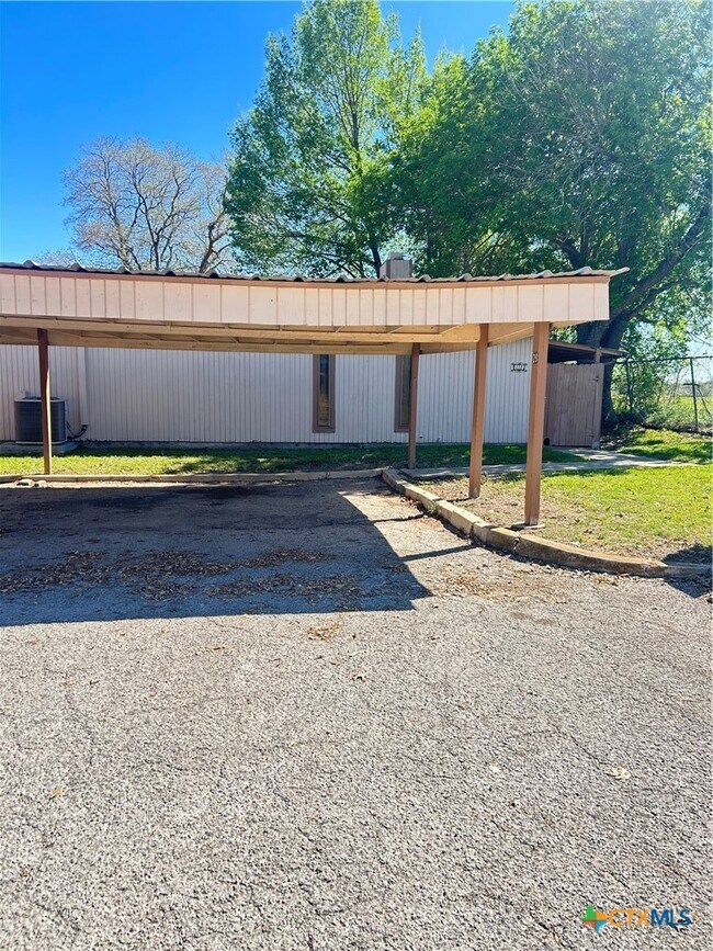 Building Photo - 1051 Country Club Dr