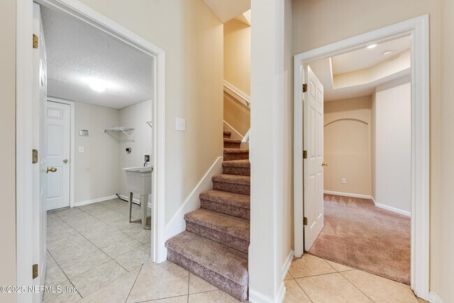 Building Photo - 14000 Red Rock Lake Dr