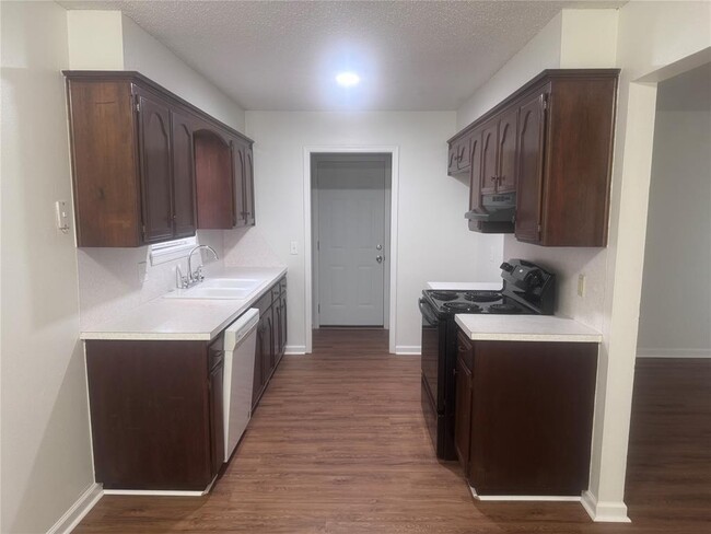 Building Photo - 425 Meadow Lake Dr