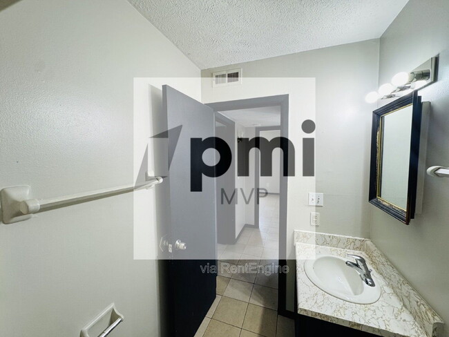 Building Photo - 828 Whitethorne Ave