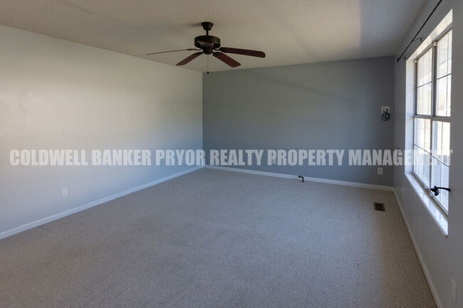 Building Photo - 598 Highland Dr