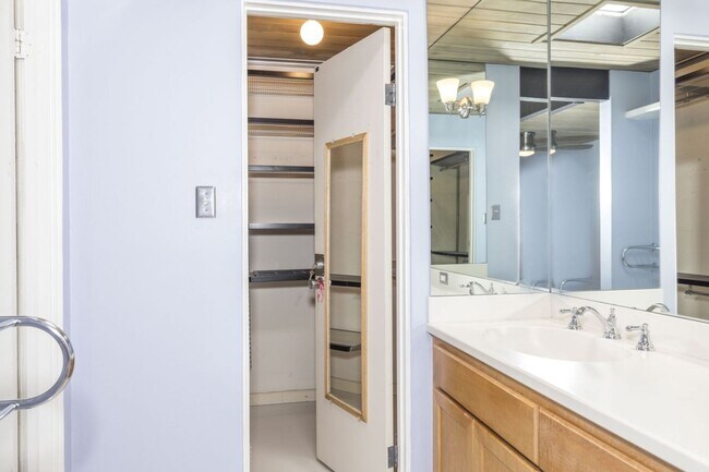 Building Photo - Charming Eichler in Super Desirable Community Center!