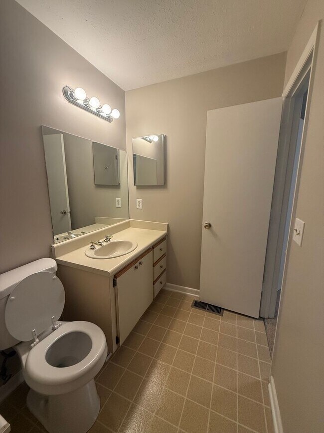 Building Photo - 28 Summercreek Dr