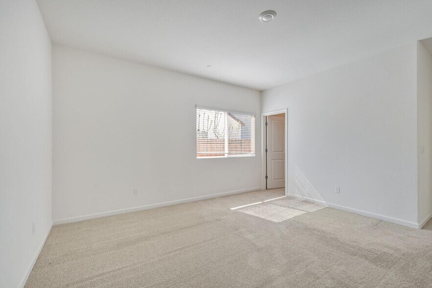 Building Photo - 830 Holdenhurst Ln