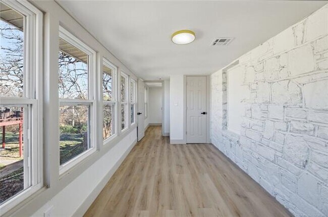 Building Photo - Gorgeous 3 bedroom 1 bath Duplex on street level (separate studio located below).