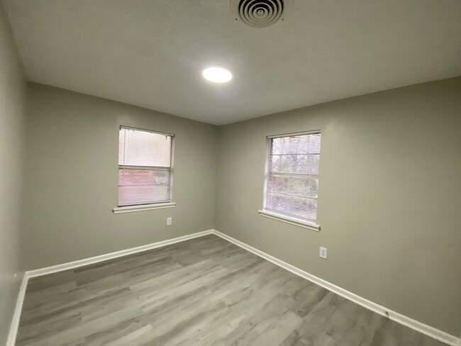 Building Photo - 1608 Oakwood St