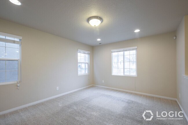 Building Photo - 692 W Chase Ln