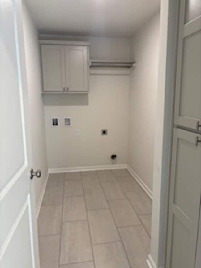 Building Photo - First month Free! NEW NEW NEW!