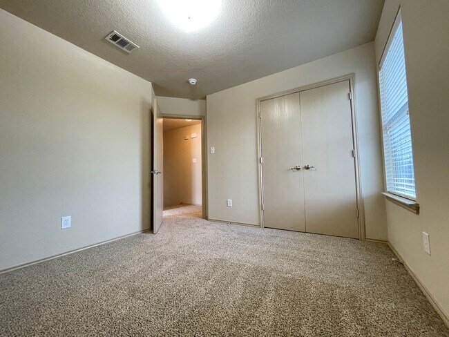 Building Photo - 4 Bedroom 2 Bath