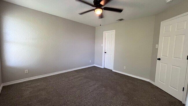 Building Photo - 5109 Flipper Dr