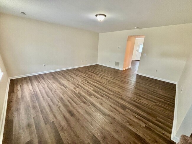 Building Photo - 2 Bedroom Townhouse in Richmond!