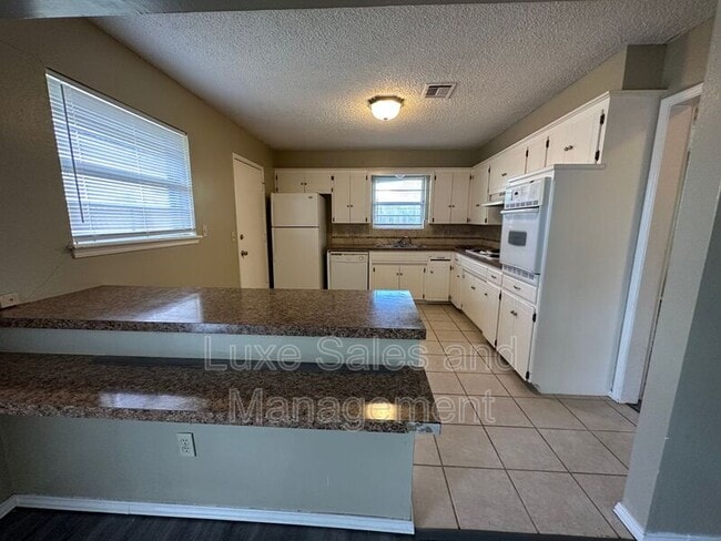 Building Photo - 621 Lotus Ave