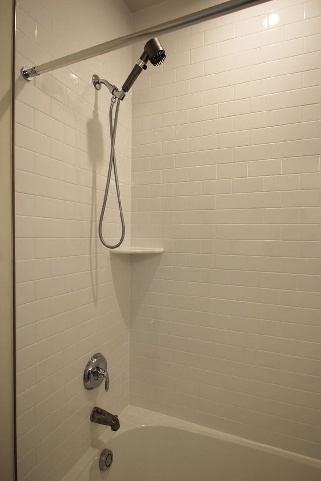 Building Photo - Well-located 2-bedroom