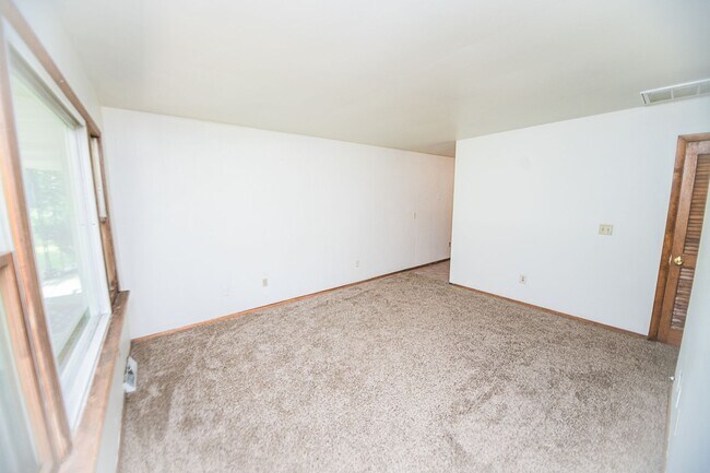 Building Photo - 3 bed 1 bath Duplex in Portage
