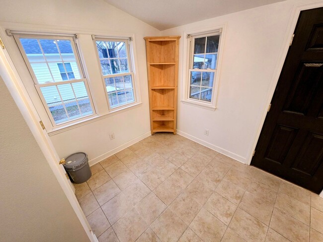 Building Photo - Charming 3-Bedroom Rental Home in Burlingt...