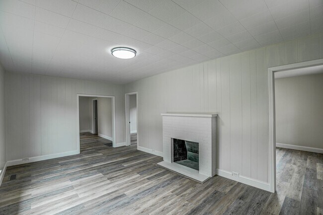 Building Photo - 2 Bdrm / 2 Bath - Remodeled Cottage in Johnson City