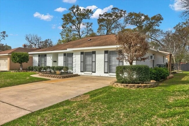 Building Photo - 108 Sparrow Way