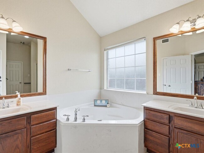 Building Photo - 1200 Lancelot Dr