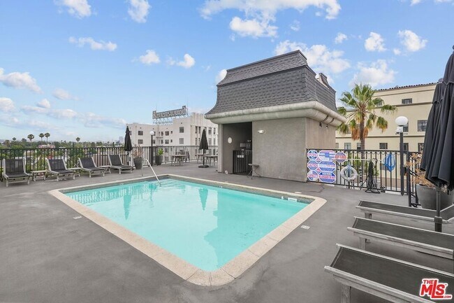 Building Photo - 585 N Rossmore Ave