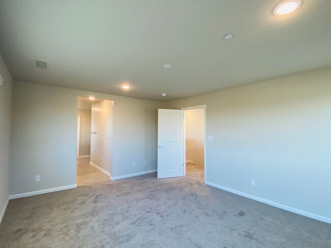 Building Photo - COMING SOON! $2,750 Ashlan & Highland, 4 B...