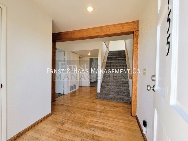 Building Photo - 2755 E Hill St