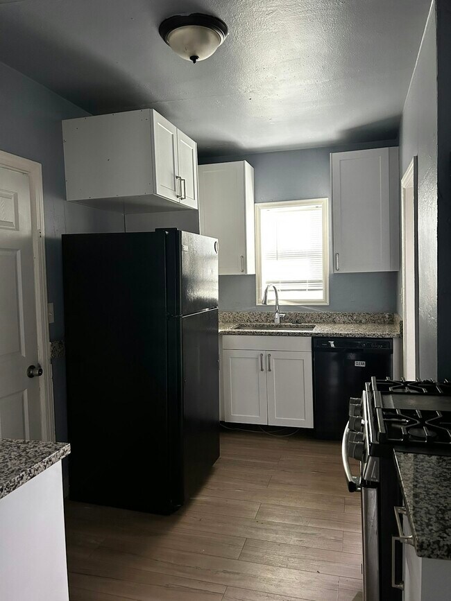 Building Photo - 400 S Raleigh St