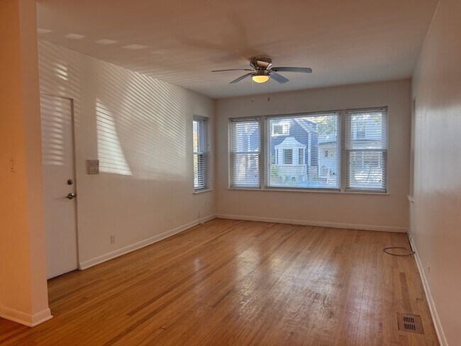 Building Photo - 3834 N Hermitage Ave