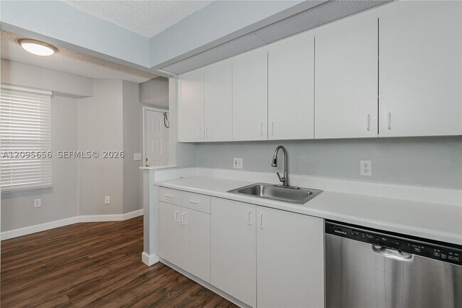 Building Photo - 550 SW 138th Ave