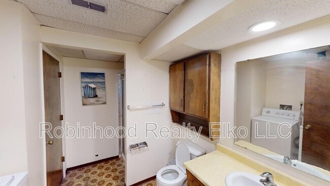 Building Photo - 674 1/2 N. Cedar Street