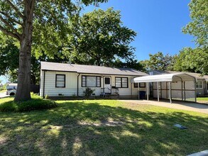 Building Photo - Step into this beautifully updated 1950's gem, where charm meets modern convenience