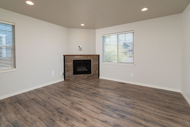 Building Photo - 3 Bdrm 2.5 bath newer home in a quiet SE c...