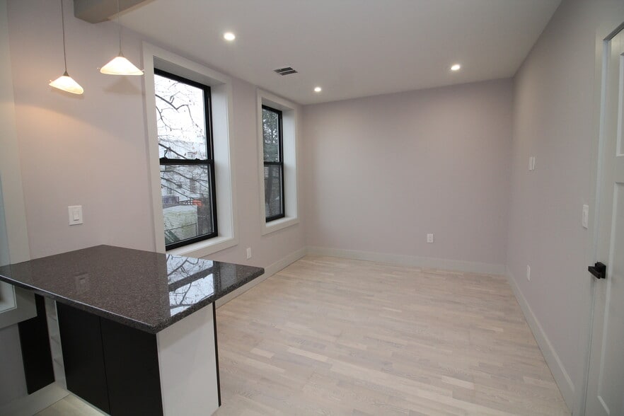 Building Photo - 21 65th St