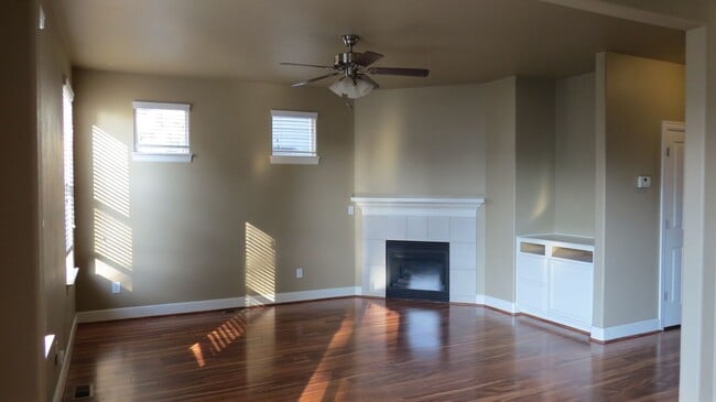 Building Photo - Beautiful home in neighborhood of Bend.  L...