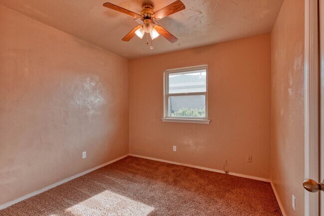Building Photo - 204 Vickie Dr