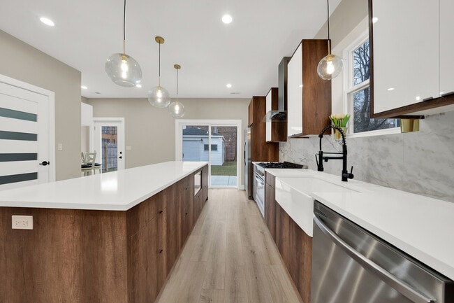 Building Photo - 5901 W Erie St