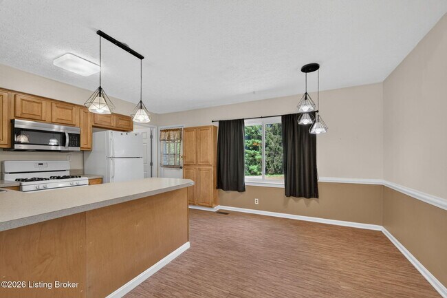Building Photo - 6705 Robin Rd
