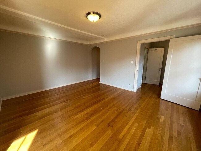 Building Photo - Queens Court Condo #310 - Top Floor Corner...