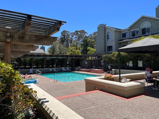 Building Photo - RENOVATED TWO BEDROOM TWO AND HALF BATH CO...