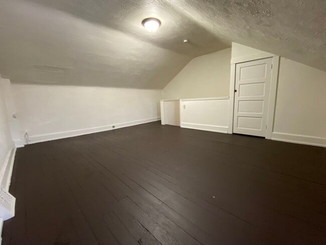 Building Photo - Charming Three Bedroom Townhouse in Squirrel Hill! Back Yard & Covered Front Porch! Call Today!