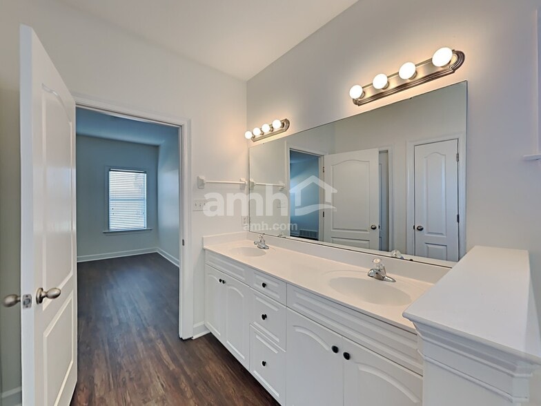 Building Photo - 9664 Woodland Creek Ln