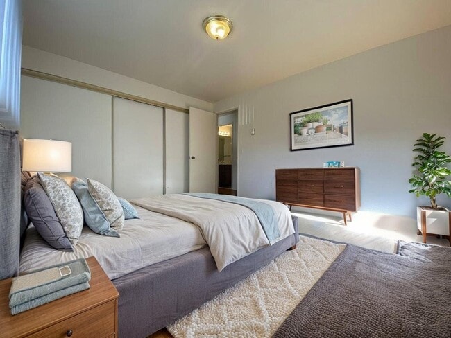 Building Photo - 2487 NE Kerr St