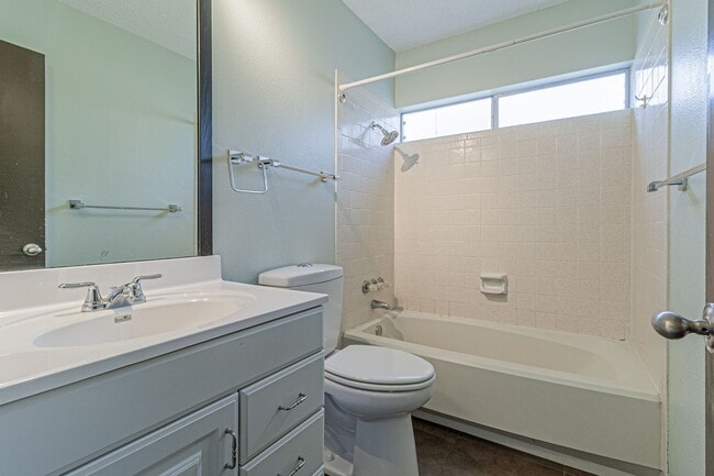 Building Photo - Modern Design 3 Bedroom 2 Bath, 2 car Gara...