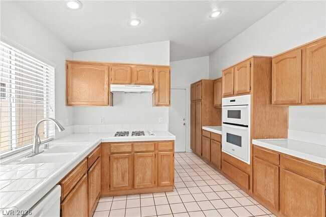 Building Photo - 1815 Stablegate Ave