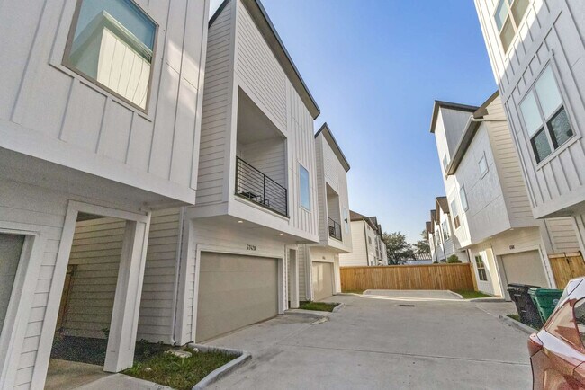 Building Photo - 6742 Peerless St