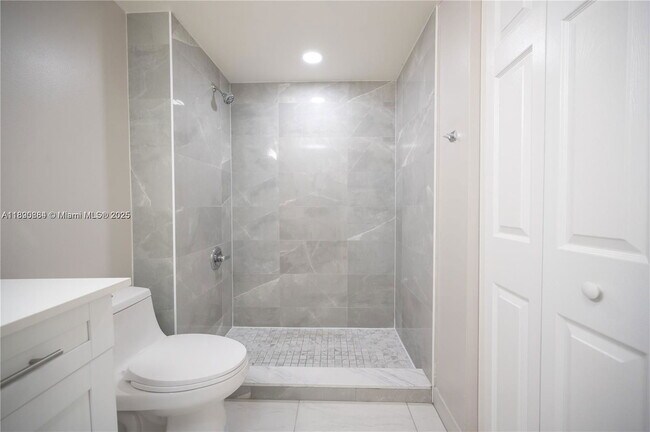 Building Photo - 2406 Centergate Dr