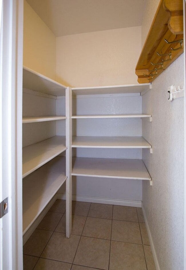 Building Photo - Charming 2 Bedroom Home Near the Heart of ...
