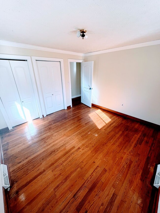 Building Photo - Charming 3 bedroom house