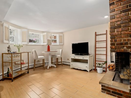 Building Photo - 806 W George St